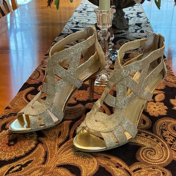 Marc Fisher Nala Mid Heel Gold Glitter Evening Sandals 3 1/4” Heel Size 7M - Picture 2 of 11